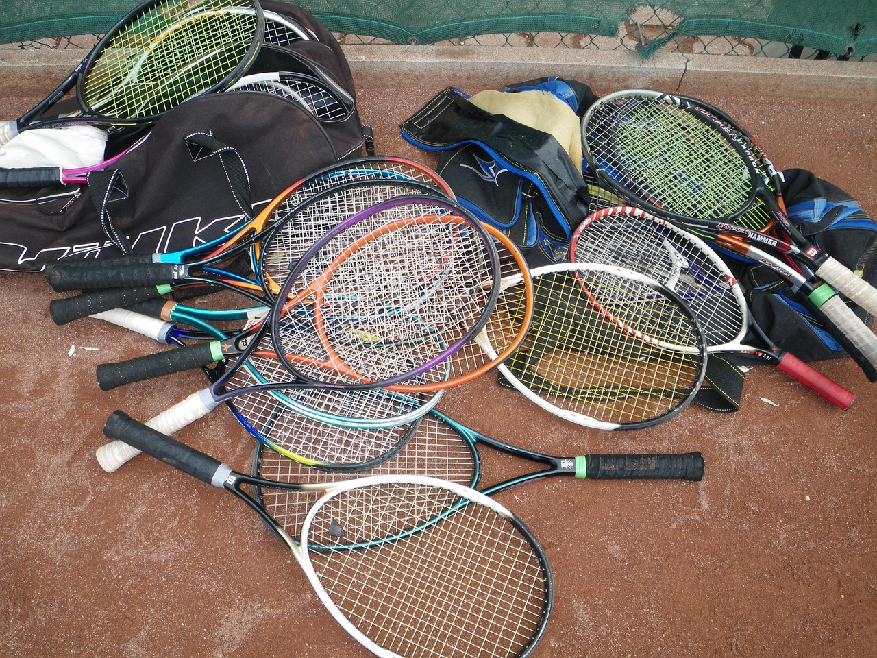 tennis racket 597505 1280